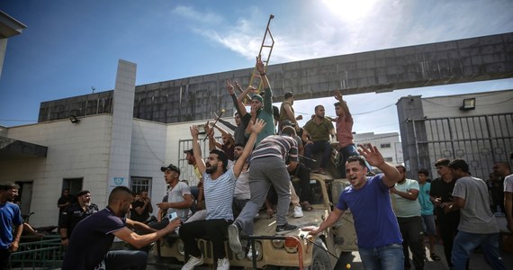 Palestyńscy terroryści gwałcili kobiety, tuż przy ciałach ich znajomych wymordowanych w trakcie ataku na festiwal muzyczny Supernova - napisał izraelski portal Tablet, powołując się na relacje świadków. Uczestnicy festiwalu byli jednymi z pierwszych, którzy w sobotni poranek zostali zaatakowani przez terrorystów z Hamasu. W sieci pojawiły się wstrząsające nagrania, na których widać młodych ludzi uciekających przed zamaskowanymi terrorystami. Ci, którym się nie udało, zostali zabici lub porwani. Izraelskie media podają, że życie straciło co najmniej 260 osób.