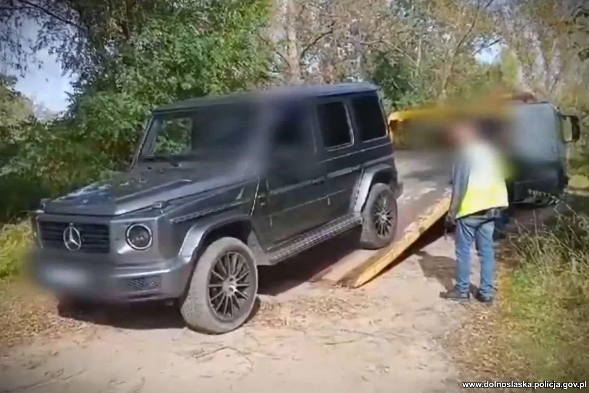 Na trzy miesiące aresztował sąd w Głogowie na Dolnym Śląsku mężczyznę podejrzanego o kradzież mercedesa wartego 600 tys. zł. Został zatrzymany po policyjnym pościgu, usłyszał też zarzut napaści na policjantów, ponieważ próbował ich potrącić.