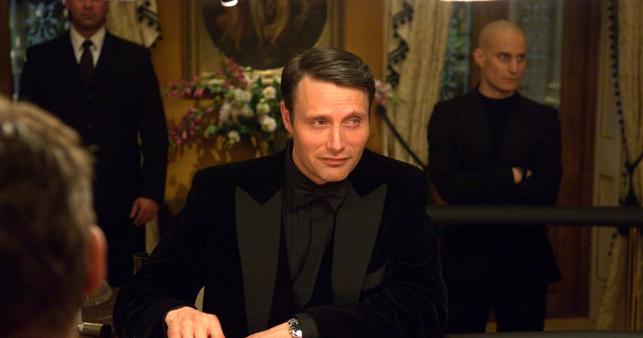 Mads Mikkelsen w najnowszym wywiadzie wrócił wspomnieniami do pewnego incydentu, który mógł mieć katastrofalny wpływ na jego przyszłość w Hollywood. W czasie, gdy przygotowywał się do występu w filmie „Casino Royal”, podczas podróży samolotem zgubił scenariusz do tego filmu. Gdyby trafił on w niepowołane ręce, aktor poniósłby zapewne bolesne konsekwencje swojej niefrasobliwości. „To mogło zakończyć moją karierę” – przyznał wprost laureat nagrody dla najlepszego aktora na festiwalu w Cannes.