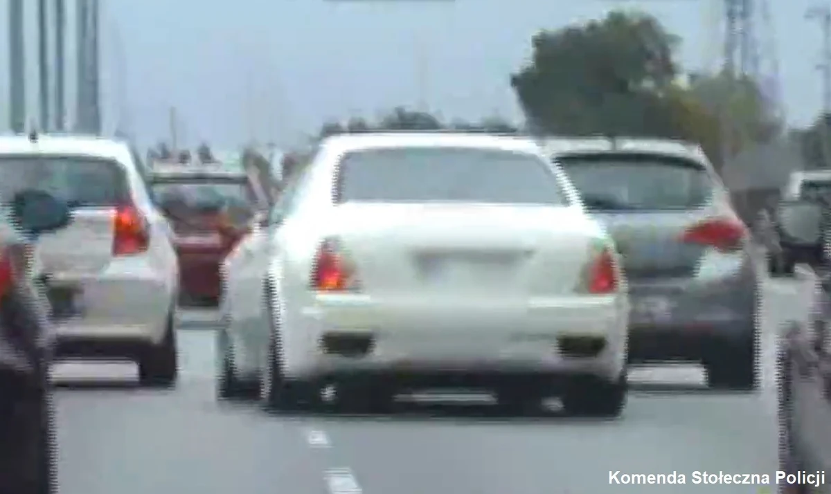 Cztery zarzuty usłyszał 37-letni kierowca maserati, który - uciekając przed policją ulicami Warszawy - doprowadził do kilku zderzeń i spowodował niegroźne obrażenia u dwóch policjantów. Okazało się, że mężczyzna ma cofnięte uprawnienia do kierowania pojazdami, samochód, którym się poruszał, nie posiadał aktualnego obowiązkowego ubezpieczenia, a tablice rejestracyjne auta pochodziły z innego pojazdu.