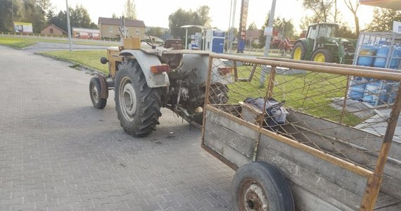 Policjanci w Działoszycach ( woj. świętokrzyskie) zatrzymali 62-letniego kierowcę ciągnika rolniczego, który prowadził maszynę mając ponad 1,6 promila alkoholu w organizmie. Jakby tego było mało na przyczepce za ciągnikiem wiózł młodą kobietę z rocznym dzieckiem i dwulatkiem. Okazało się też, że 62-latek miał dożywotni zakaz prowadzenia pojazdów i grozi mu do 5 lat pozbawienia wolności.