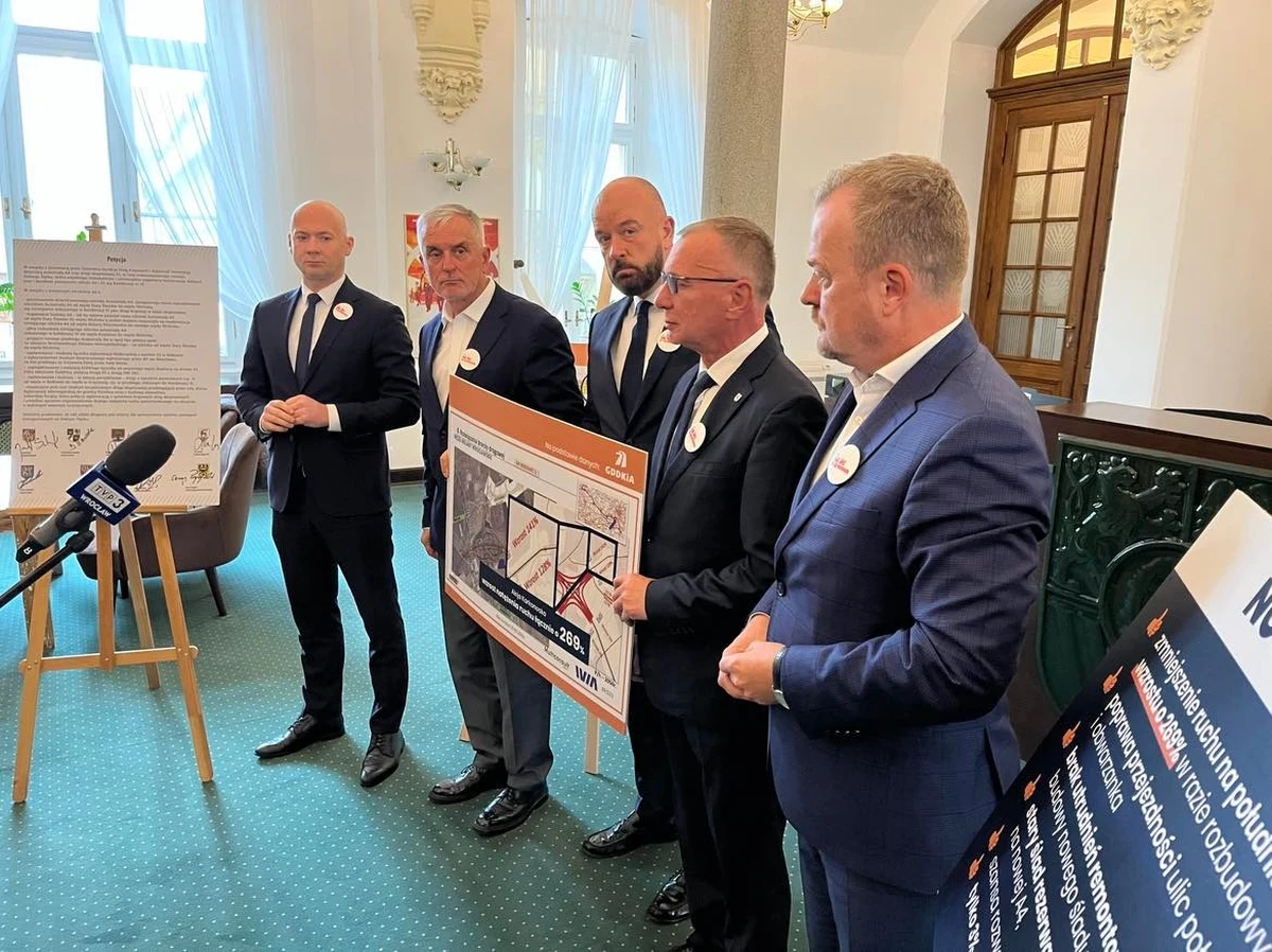 Prezydenci kilku dolnośląskich miast są przeciwni rozbudowie autostrady A4 po tzw. starym śladzie. "Wyraźnie widać, że to on jest wariantem najmocniej rozważanym przez Generalną Dyrekcję Dróg Krajowych i Autostrad" - mówi prezydent Wrocławia Jacek Sutryk. Według niego z danych GDDKiA wynika, że ruch samochodów na węźle Bielany Wrocławskie wzrośnie o blisko 270 proc.