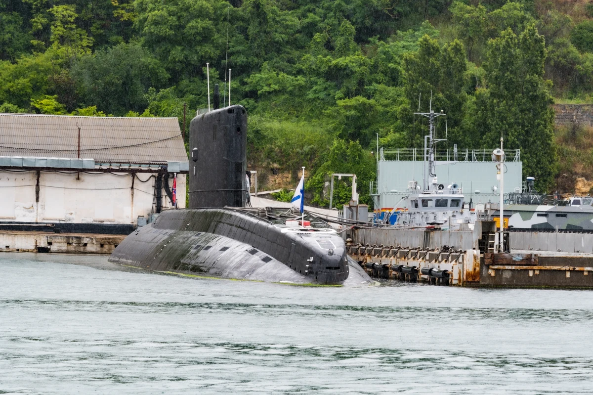 Celem ukraińskiej kampanii ataków na rosyjskie cele na Krymie jest osłabienie zdolności przeciwnika do używania półwyspu jako bazy i zaplecza do działań zbrojnych na południu Ukrainy, a tym samym wsparcie trwającej kontrofensywy - pisze Instytut Studiów nad Wojną. Podczas nadchodzącej zimy siły obrony powietrznej będą aktywnie wykorzystywane do obrony sektora energetycznego, państwowych obiektów strategicznych i infrastruktury krytycznej – zapowiedział rzecznik ukraińskich sił powietrznych Jurij Ihnat. Siły ukraińskie osiągnęły częściowe postępy w okolicach miejscowości Werbowe w obwodzie zaporoskim, a także w rejonie Kliszczijiwki i Andrijiwki w obwodzie donieckim - poinformował sztab generalny armii ukraińskiej. Najnowsze informacje o rosyjskiej inwazji na Ukrainę zbieraliśmy w naszej relacji z 09.10.2023 r. 