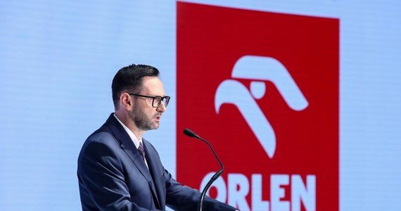 Prezes Orlenu, Daniel Obajtek, ogłosił, że w najbliższych tygodniach nie przewiduje się wzrostu cen paliw na stacjach Orlenu. Firma patrzy na politykę cenową długoterminowo, co przynosi korzyści zarówno koncernowi, jak i klientom - zaznaczył.