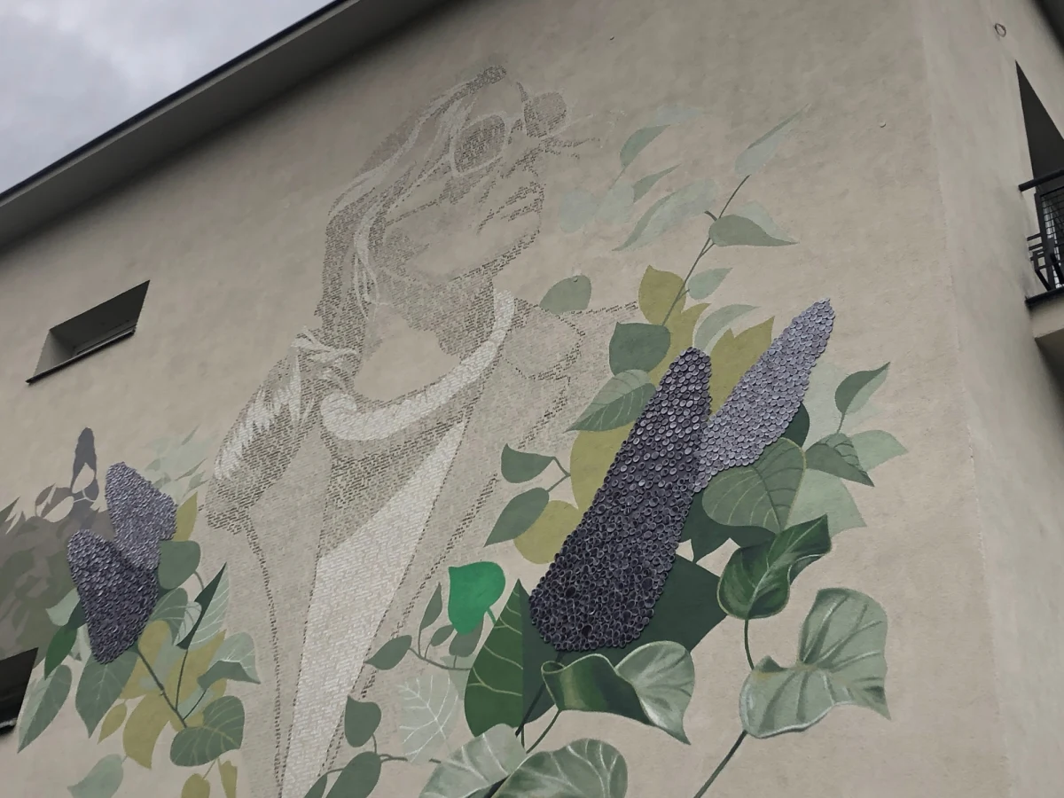 Przy ulicy Francuskiej w Warszawie odsłonięto dzisiaj mural Agnieszki Osieckiej. "Patrzę na niego i widzę uśmiech Agnieszki. Ona uśmiechała się dokładnie w taki sposób. Mam wrażenie, gdy jestem na Saskiej Kępie, że ona cały czas tutaj jest" - mówi w rozmowie z naszym reporterem Magda Umer, przyjaciółka Agnieszki Osieckiej.

