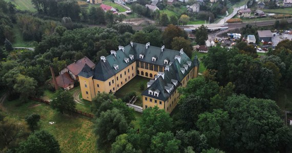 Na Zamku w Spytkowicach będą przechowywane i prezentowane zbiory Muzeum Narodowego w Krakowie. W poniedziałek podpisano akt notarialny przekazania zamku w użytkowanie muzeum. Wcześniej z jego pomieszczeń korzystało Archiwum Narodowe.  

