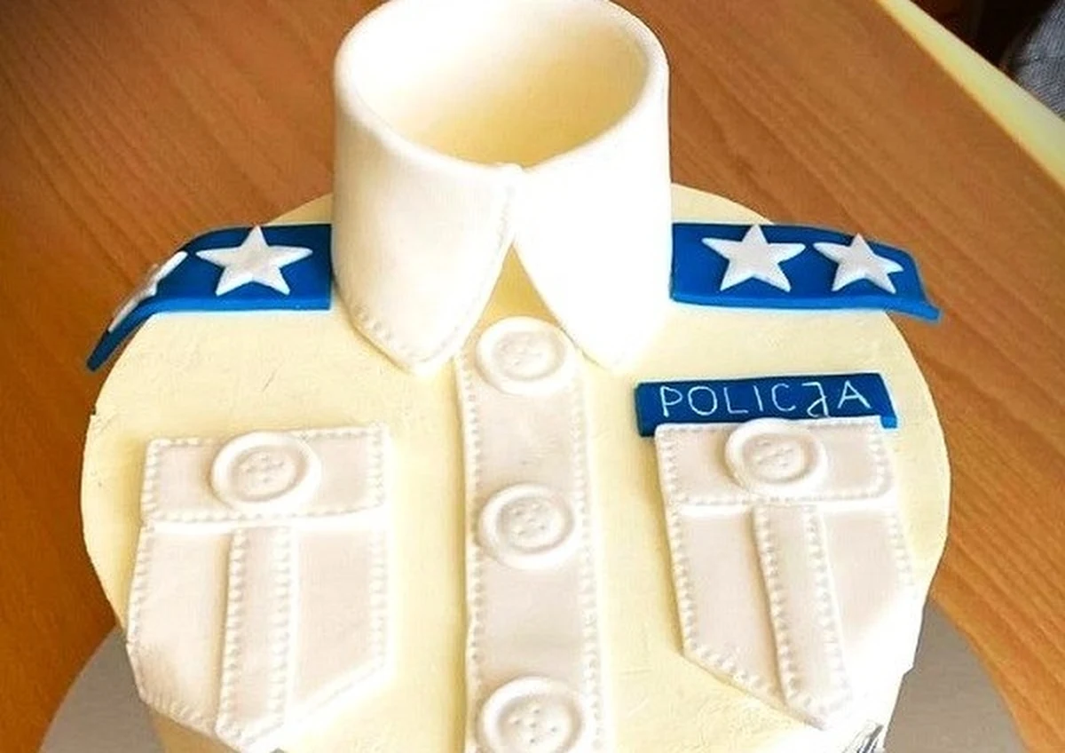 Niezwykły tort jako podziękowanie za pomoc. Otrzymał go Komendant Powiatowy Policji w Jaworze na Dolnym Śląsku od mieszkanki powiatu jaworskiego. 