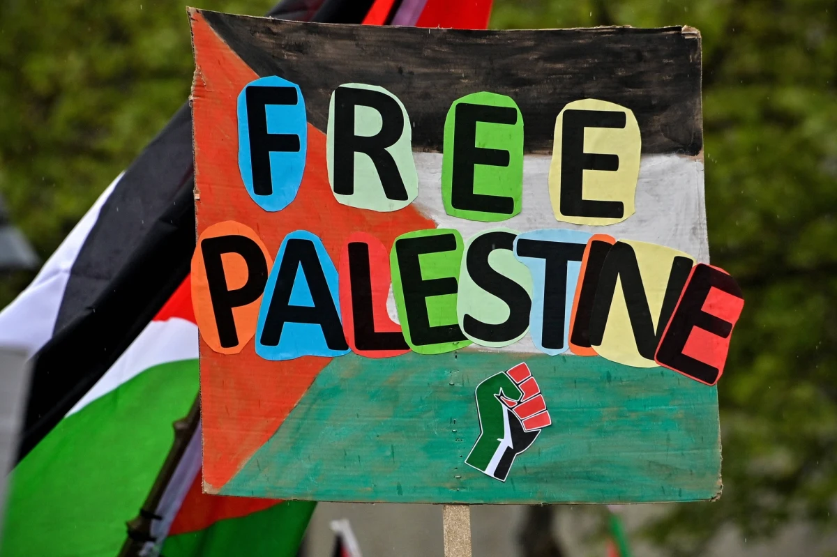 Prezydent Niemiec Frank-Walter Steinmeier jest zbulwersowany faktem, że propalestyńska organizacja świętowała w Berlinie atak Hamasu na Izrael. "Nie możemy tolerować prób świętowania na ulicach brutalnych ataków na Izrael " - powiedział Steinmeier. "Takie zachowanie mnie przeraża" - dodał.