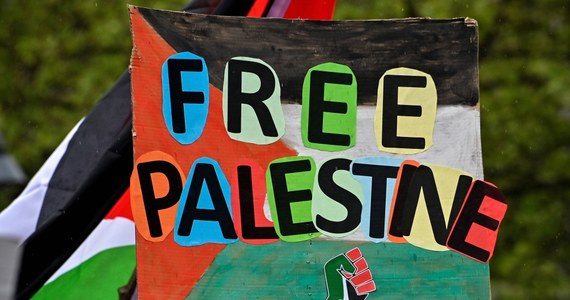 Prezydent Niemiec Frank-Walter Steinmeier jest zbulwersowany faktem, że propalestyńska organizacja świętowała w Berlinie atak Hamasu na Izrael. "Nie możemy tolerować prób świętowania na ulicach brutalnych ataków na Izrael " - powiedział Steinmeier. "Takie zachowanie mnie przeraża" - dodał.