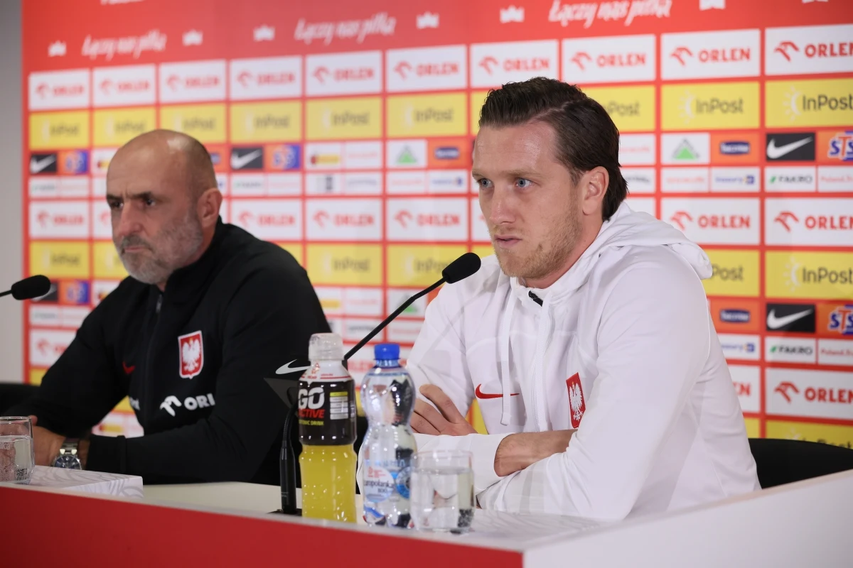 Pod nieobecność Roberta Lewandowskiego kapitanem piłkarskiej reprezentacji Polski w najbliższych meczach będzie Piotr Zieliński. "Żaden trener, który chce wygrywać, nie jest zadowolony z braku najlepszego napastnika" - powiedział na konferencji prasowej selekcjoner Michał Probierz.