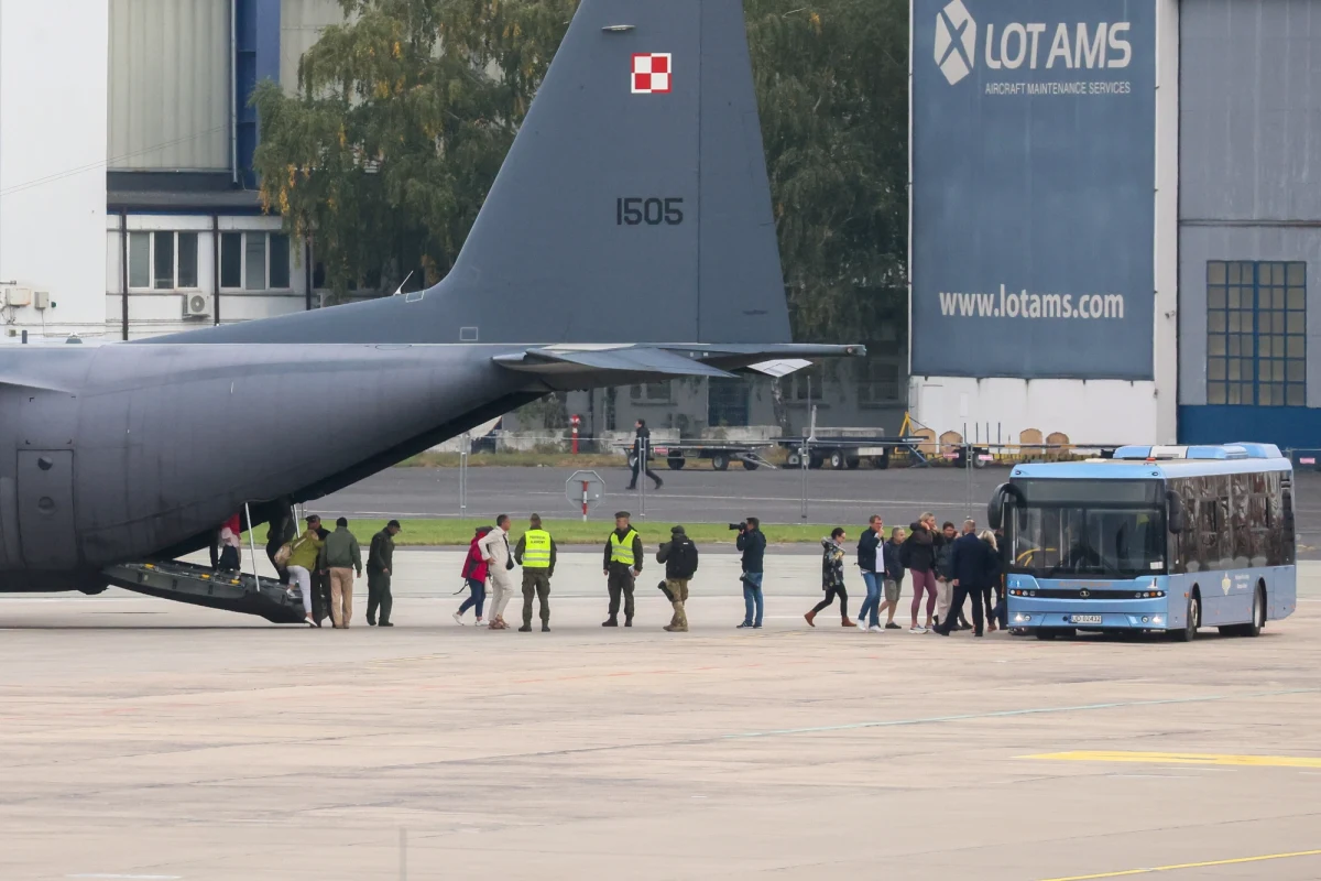 "Około 1 tys. polskich obywateli będzie chciało wydostać się z Izraela. Będzie dwutorowa ewakuacja powietrzna, oprócz lotów z Tel-Awiwu do Warszawy, trzy samoloty będą zabierać naszych rodaków z Tel-Awiwu do Chanii na Krecie i stamtąd do Polski" - powiedział szef MSZ Zbigniew Rau.