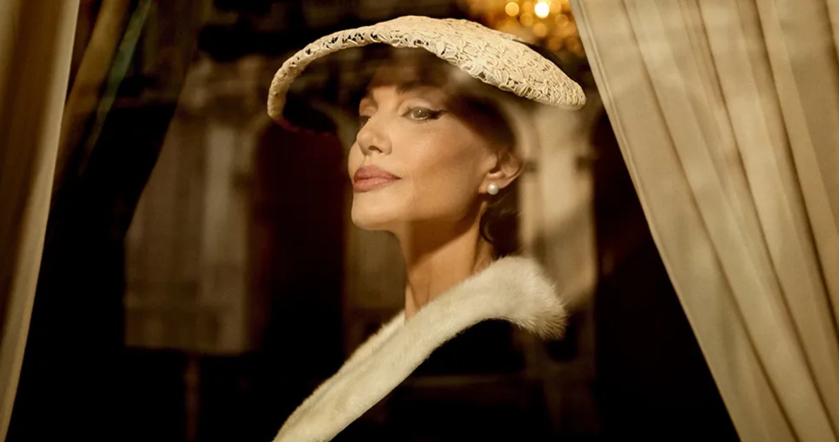 Angelina Jolie zagra legendarną śpiewaczkę operową Marię Callas w biograficznym filmie Pablo Larraína, autora filmów o księżnej Dianie ("Spencer") i Jackie Kennedy ("Jackie"). Pojawiło się właśnie pierwsze oficjalne zdjęcie z produkcji.
