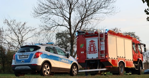 49-letni kierowca zginął w wypadku na drodze między Turowem a Olsztynem (woj. śląskie). Auto, którym kierował, wpadło w poślizg i dachowało.