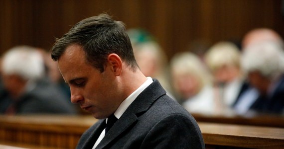Trybunał Konstytucyjny RPA uznał, że paraolimpijczykowi Oscarowi Pistoriusowi, odsiadującemu 13 lat więzienia za zamordowanie jego narzeczonej, niesłusznie odmówiono w marcu tego roku ubiegania się o zwolnienie warunkowe. Poinformowała o tym lokalna rozgłośnia radiowa SABC.
