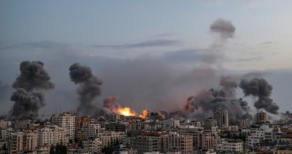 Liczba ofiar śmiertelnych ataku Hamasu na Izrael wzrosła do 900. Co najmniej 2600 osób zostało rannych. W niewoli są dziesiątki osób. Ministerstwo Zdrowia Gazy poinformowało, że w izraelskich nalotach zginęło już co najmniej 770 Palestyńczyków, a 4000 zostało rannych. Rano rzecznik Sił Obronnych Izraela (IDF) poinformował, że w pełni kontroluje granicę ze Strefą Gazy. Minionej nocy siły izraelskie zaatakowały ponad 200 celów.