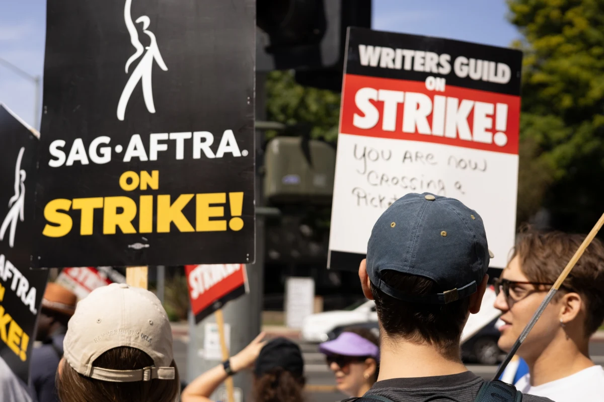 Członkowie Writers Guild of America (WGA) zatwierdzili w poniedziałek nowy trzyletni kontrakt z głównymi studiami, pięć miesięcy po ogłoszeniu przez związek strajku, który pogrążył hollywoodzką produkcję filmową i telewizyjną.