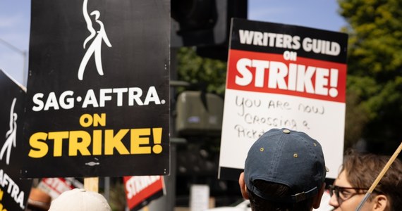 Członkowie Writers Guild of America (WGA) zatwierdzili w poniedziałek nowy trzyletni kontrakt z głównymi studiami, pięć miesięcy po ogłoszeniu przez związek strajku, który pogrążył hollywoodzką produkcję filmową i telewizyjną.