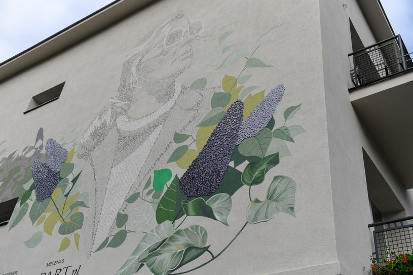 W Warszawie, na Saskiej Kępie w 87. rocznicę urodzin Agnieszki Osieckiej odsłonięto mural z podobizną poetki. "Chcieliśmy stworzyć coś, co w pełni odda Agnieszkę Osiecką" - powiedział współtwórca muralu i kompozytor Marek Grela.