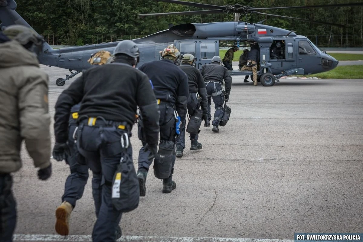 W Kielcach rozpoczęło się kilkudniowe szkolenie funkcjonariuszy do zadań specjalnych. Kontrterroryści z całej Polski doskonalą współpracę, wymieniają się cennymi doświadczeniami i spostrzeżeniami. W pierwszym dniu szkolenia głównym elementem zajęć było dynamiczne zatrzymywanie pojazdów – także przy asyście policyjnego śmigłowca.