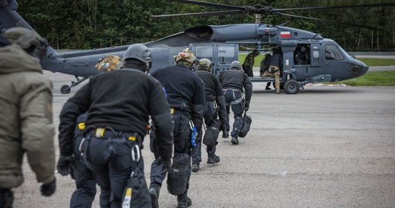 W Kielcach rozpoczęło się kilkudniowe szkolenie funkcjonariuszy do zadań specjalnych. Kontrterroryści z całej Polski doskonalą współpracę, wymieniają się cennymi doświadczeniami i spostrzeżeniami. W pierwszym dniu szkolenia głównym elementem zajęć było dynamiczne zatrzymywanie pojazdów – także przy asyście policyjnego śmigłowca.