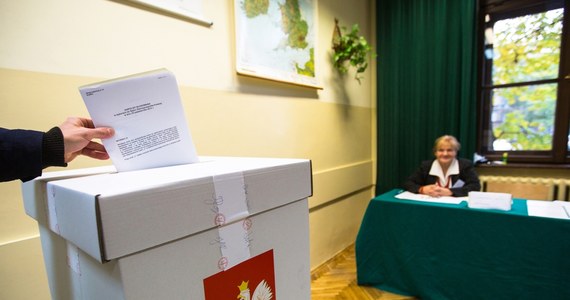 Kiedy poznamy wyniki głosowania w wyborach parlamentarnych i referendum ogólnokrajowym? Krajowe Biuro Wyborcze ma nadzieję, że już we wtorek 17 października. W rozmowie z PAP zapowiedziała to szefowa KBW Magdalena Pietrzak.