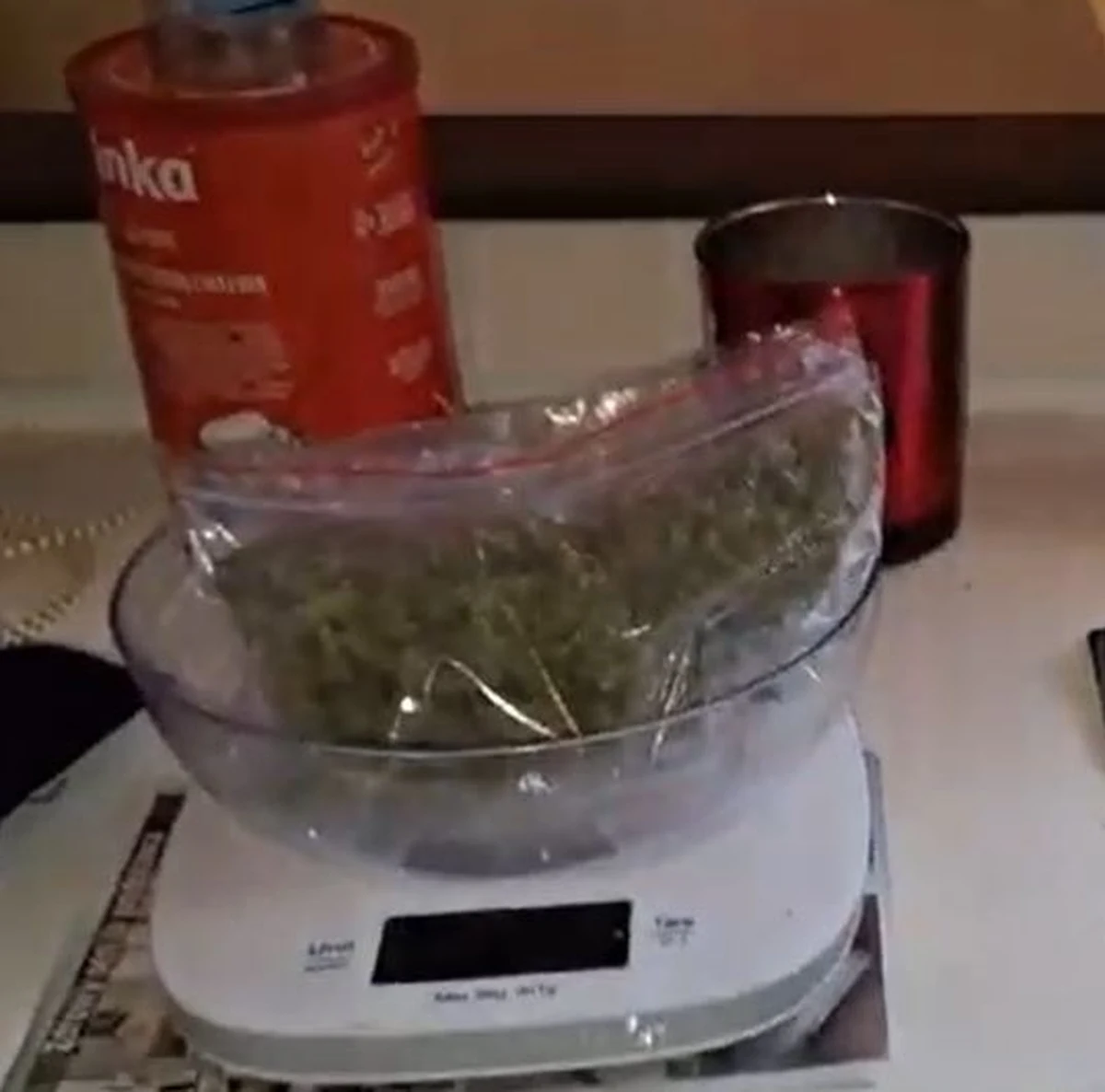 Dwóch mężczyzn i kobietę, podejrzanych o obrót znaczną ilością narkotyków zatrzymali policjanci z Mokotowa. Jeden z podejrzanych ukrył kilkanaście kilogramów marihuany i mefedronu w mieszkaniu i w piwnicy swojej babci.         