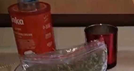 Dwóch mężczyzn i kobietę, podejrzanych o obrót znaczną ilością narkotyków zatrzymali policjanci z Mokotowa. Jeden z podejrzanych ukrył kilkanaście kilogramów marihuany i mefedronu w mieszkaniu i w piwnicy swojej babci.         