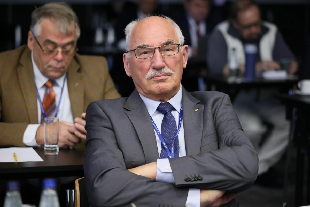 Kryzys między oficerami a cywilnymi zwierzchnikami sił zbrojnych narastał od dawna. To nie jest zaskoczenie. Dzisiejsze dymisje dwóch generałów to wynik presji ze strony ich podwładnych, którzy widzą, że ich szefowie byli zmuszani do podejmowania decyzji, które nie licują z godności sił zbrojnych – usłyszeliśmy w Rozmowie w południe w RMF FM i Radiu RMF24. Gościem był były Szef Sztabu Generalnego Wojska Polskiego, gen. Mieczysław Cieniuch. 