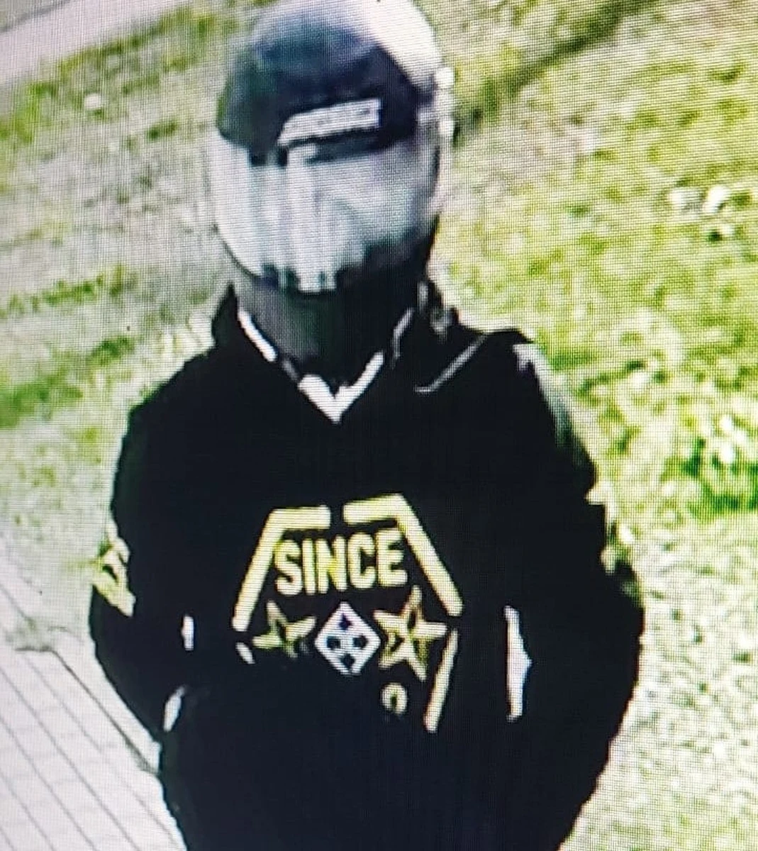 Trwają poszukiwania mężczyzny, który w poniedziałek napadł na bank w Pieckach koło Mrągowa w Warmińsko-Mazurskiem. Ubrany na czarno mężczyzna, z motocyklowym kaskiem na głowie, przy użyciu broni sterroryzował pracowników banku, a następnie uciekł z pieniędzmi. Policja opublikowała zdjęcie poszukiwanego. 