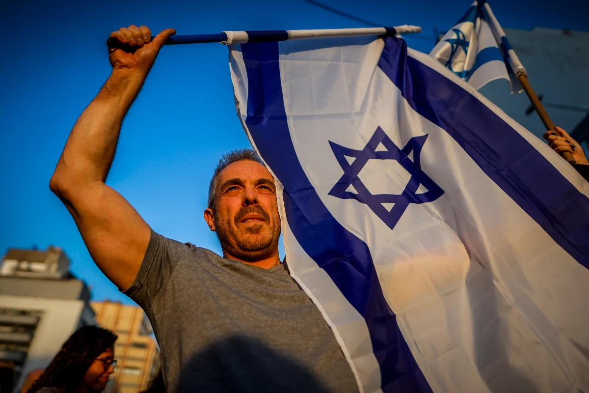 W pierwszych godzinach ataku, kiedy Izraelczycy nie byli w stanie odpowiedzieć terrorystom z Hamasu, generał w stanie spoczynku Yair Golan ponownie włożył mundur i zbierając wokół siebie kolejnych żołnierzy, ruszył na ratunek ofiarom ataków. Wojskowy jest bohaterem w Izraelu.