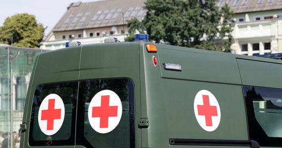 Cztery osoby trafiły do szpitala po zderzeniu się wojskowego ambulansu z ciągnikiem rolniczym. Do wypadku doszło w miejscowości Rydzewo-Świątki niedaleko Kolna w Podlaskiem. Niestety jedna z tych osób zmarła. 