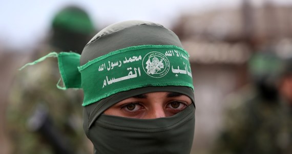 Uznawany przez UE i USA za organizację terrorystyczną Hamas jest jedną z dwóch głównych partii politycznych na terytoriach palestyńskich. Od 2007 roku rządzi w Strefie Gazy. Najbardziej znany jest ze zbrojnego oporu wobec Izraela, a w przeszłości z przeprowadzanych ataków samobójczych w państwie żydowskim.