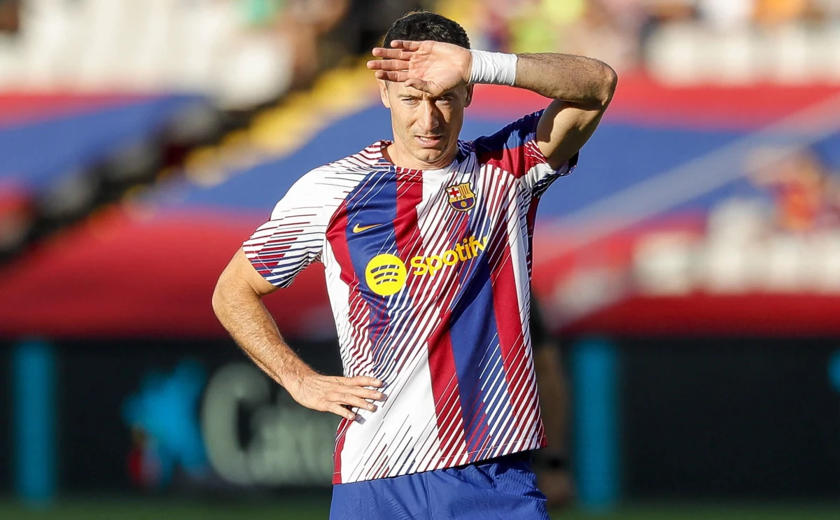 Hiszpańskie media twierdzą, że napastnik Barcelony Robert Lewandowski może nie wykurować się na spotkanie z Realem Madryt. Snajper doznał skręcenia stawu skokowego podczas meczu "Dumy Katalonii" z FC Porto w Lidze Mistrzów.