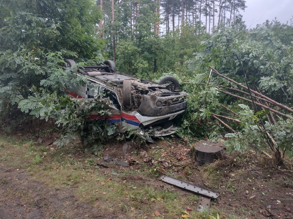Wypadek karetki pogotowia niedaleko Zgorzelca na Dolnym Śląsku. Pojazd dachował na drodze wojewódzkiej numer 296. Do szpitala zostało zabranych dwóch ratowników medycznych i pacjent, który był transportowany przez karetkę.