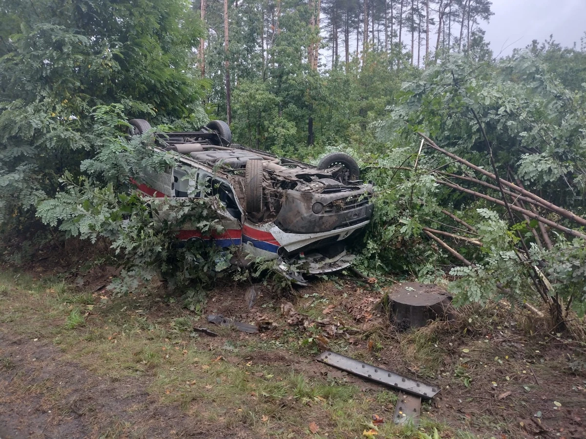 Wypadek karetki pogotowia niedaleko Zgorzelca na Dolnym Śląsku. Pojazd dachował na drodze wojewódzkiej numer 296. Do szpitala zostało zabranych dwóch ratowników medycznych i pacjent, który był transportowany przez karetkę.
