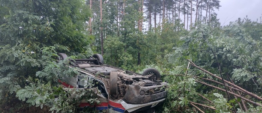 Wypadek karetki pogotowia niedaleko Zgorzelca na Dolnym Śląsku. Pojazd dachował na drodze wojewódzkiej numer 296. Do szpitala zostało zabranych dwóch ratowników medycznych i pacjent, który był transportowany przez karetkę.