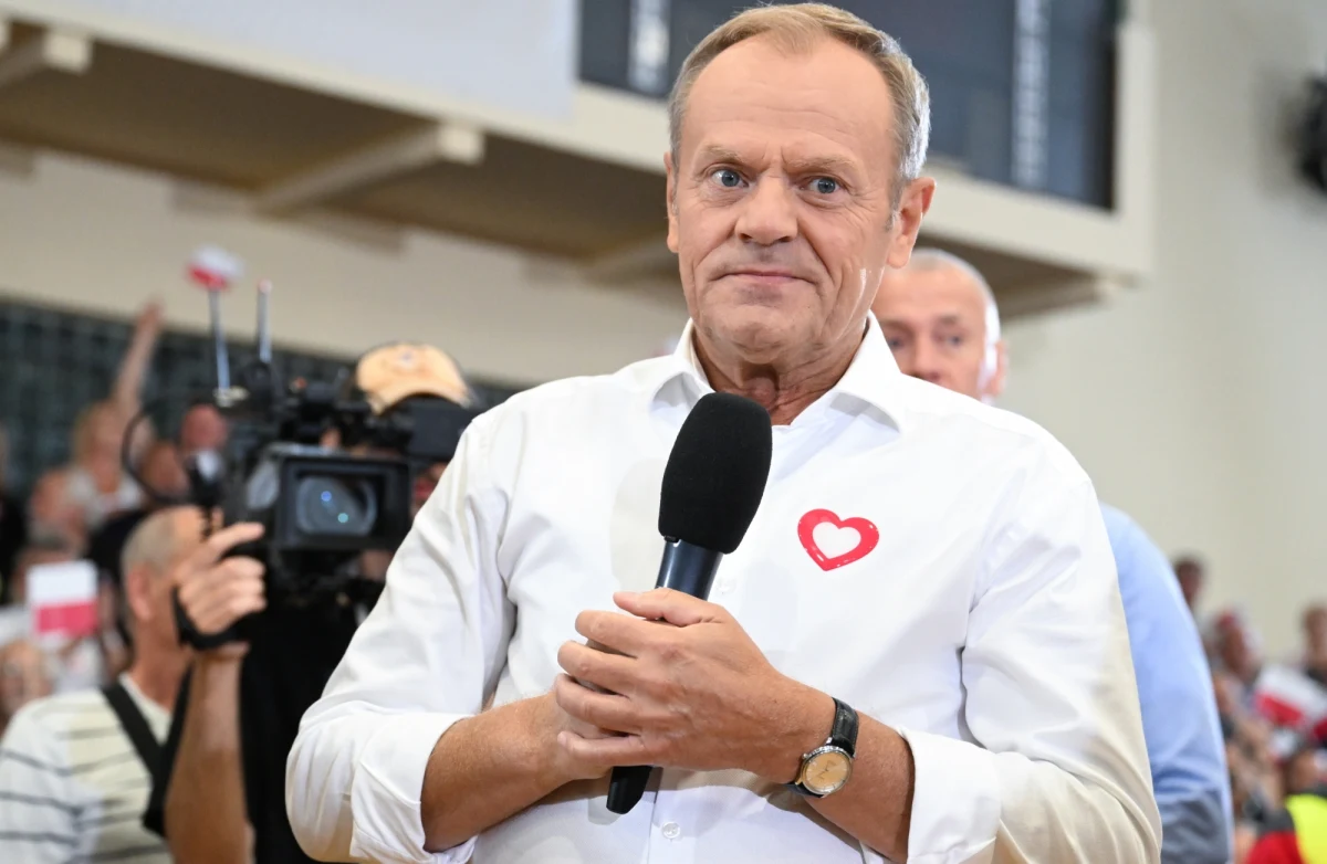 Rezygnacja ze stanowisk Szefa Sztabu Generalnego Wojska Polskiego gen. Rajmunda Andrzejczaka i Dowódcy Operacyjnego Rodzajów Sił Zbrojnych gen. Tomasza Piotrowskiego to tylko początek? Tak sugeruje Donald Tusk, który przekazał, że otrzymał informacje o dymisjach kolejnych 10 wysokich rangą oficerów Dowództwa Generalnego. Samo Dowództwo Generalne Rodzajów Sił Zbrojnych zaprzeczyło słowom lidera PO.