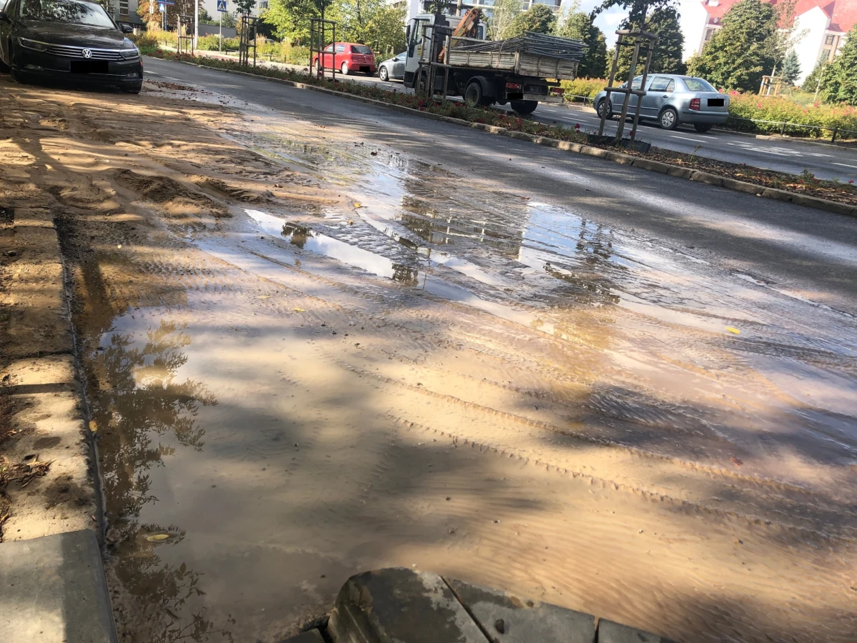 Woda zalała ulicę gen. Romana Abrahama w warszawskiej dzielnicy Gocław. Awaria została już usunięta.