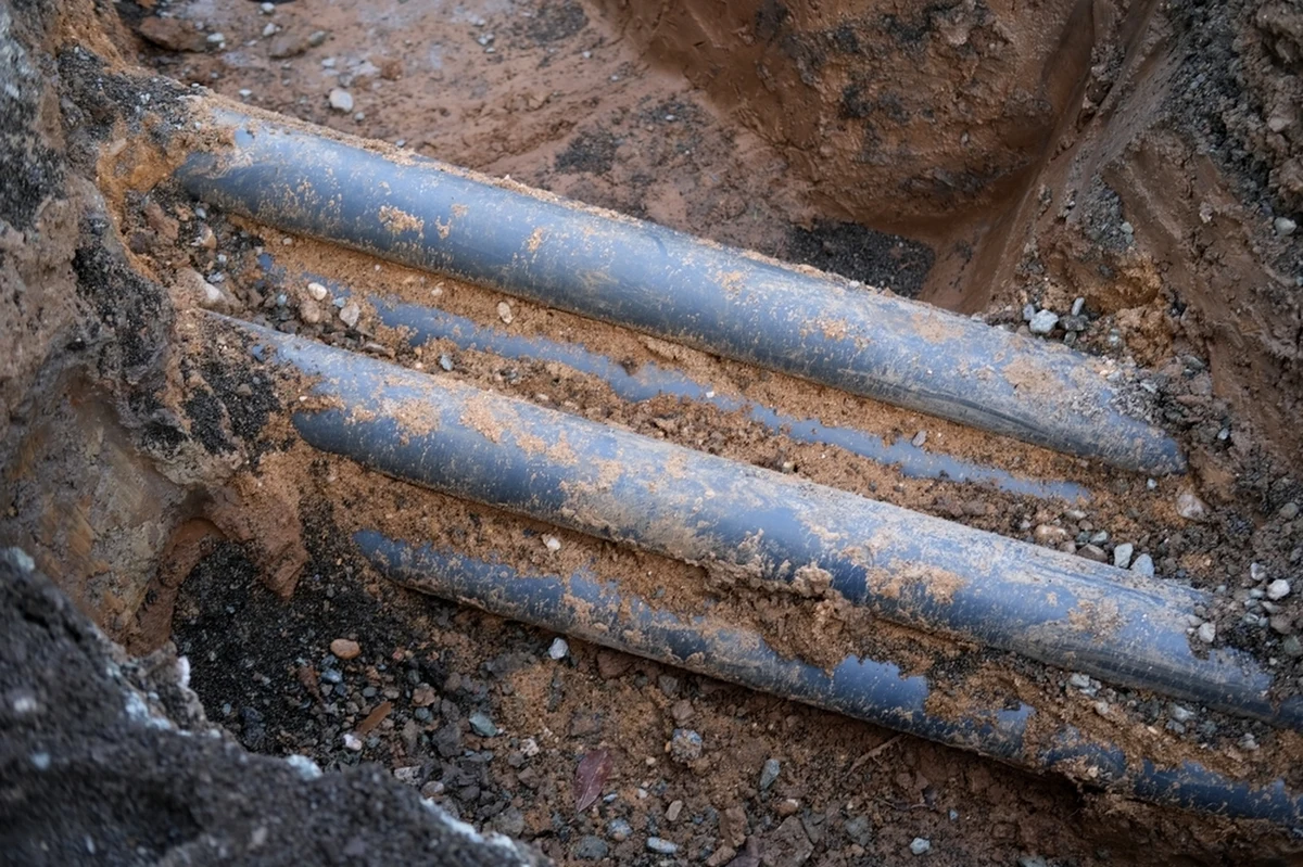 Awaria wodociągowa na ul. Dworcowej w Szczecinie. Podczas remontu ulicy uszkodzona została rura o średnicy 150 milimetrów.