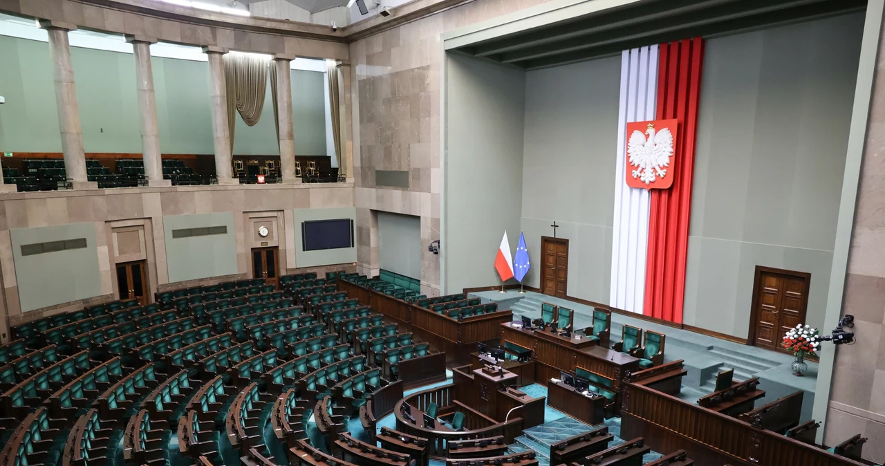 Sala plenarna Sejmu. Koalicja Obywatelska miałaby największą reprezentację w izbie, gdyby wybory odbyły się w czerwcu