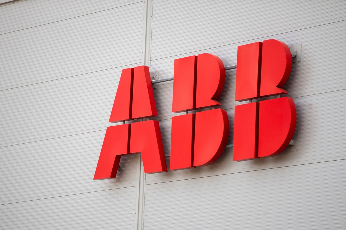 ​Firma ABB podpisała porozumienie ze związkiem zawodowym w sprawie zwolnień grupowych obejmujących blisko 600 pracowników fabryki w Kłodzku na Dolnym Śląsku. Na jakich warunkach będą odchodzić? Co udało się wynegocjować? "Nie wszyscy mają pełną satysfakcję. Ja też jej nie mam" - mówi Andrzej Czyżewski z NSZZ Solidarność.