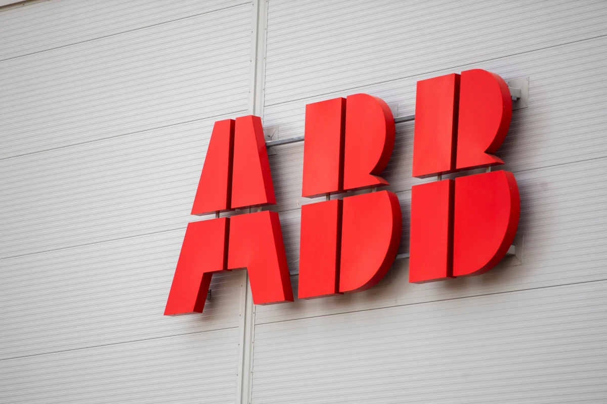 ​Firma ABB podpisała porozumienie ze związkiem zawodowym w sprawie zwolnień grupowych obejmujących blisko 600 pracowników fabryki w Kłodzku na Dolnym Śląsku. Na jakich warunkach będą odchodzić? Co udało się wynegocjować? "Nie wszyscy mają pełną satysfakcję. Ja też jej nie mam" - mówi Andrzej Czyżewski z NSZZ Solidarność.