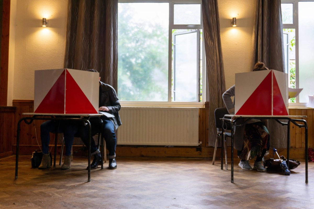 ​Dziś ostatni dzień rejestracji wyborców za granicą. W Wielkiej Brytanii powstało najwięcej, bo 75 komisji wyborczych. Dotychczas zarejestrowało się ponad 145 tys. osób. 