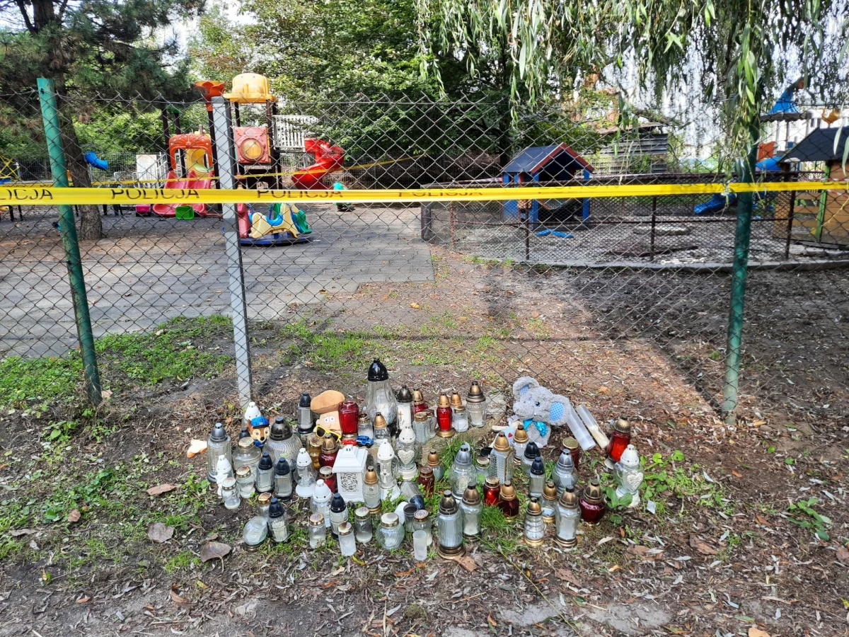 Śledztwo w sprawie śmierci 4-latka na terenie przedszkola w Zabierzowie koło Krakowa zostało przekazane do Prokuratury Okręgowej w Kielcach - przekazała Katarzyna Duda, rzeczniczka prasowa Prokuratury Regionalnej w Krakowie. Do kieleckiej jednostki trafiły już wszystkie dokumenty i dowody w tej sprawie.