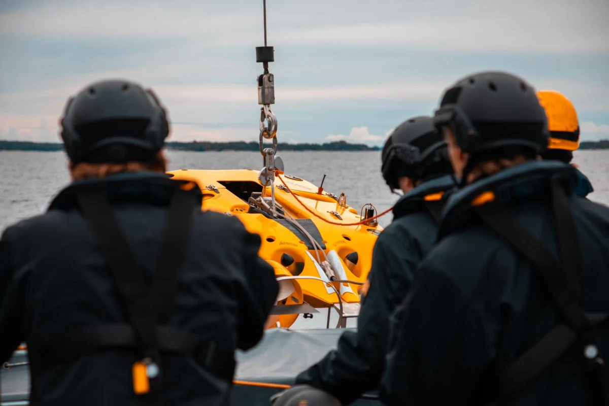 W nocy z soboty na niedzielę doszło do nagłego spadku ciśnienia w gazociągu, biegnącym po dnie Morza Bałtyckiego, konkretnie w Zatoce Fińskiej. Uszkodzony został także podwodny kabel telekomunikacyjny. W wyjaśnianie przyczyn zaangażowano służby specjalne oraz wojsko. Fiński prezydent Sauli Niinisto uznał za prawdopodobne, że powodem obu awarii była aktywność zewnętrzna. 