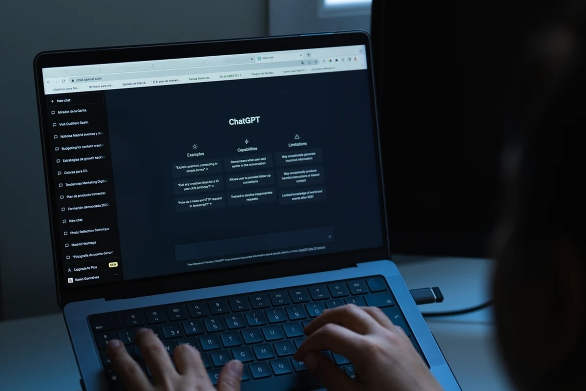 Naukowcy z Politechniki Wrocławskiej pracują nad polską wersją Chatu GPT, czyli programu stworzonego przez amerykańską firmę OpenAI. Teoretycznie jest on w stanie odpowiedzieć na każde zadane mu pytanie. Polski chat ma być uzupełniony materiałem w języku polskim oraz danymi związanymi z polskim kontekstem społeczno-kulturalnym.