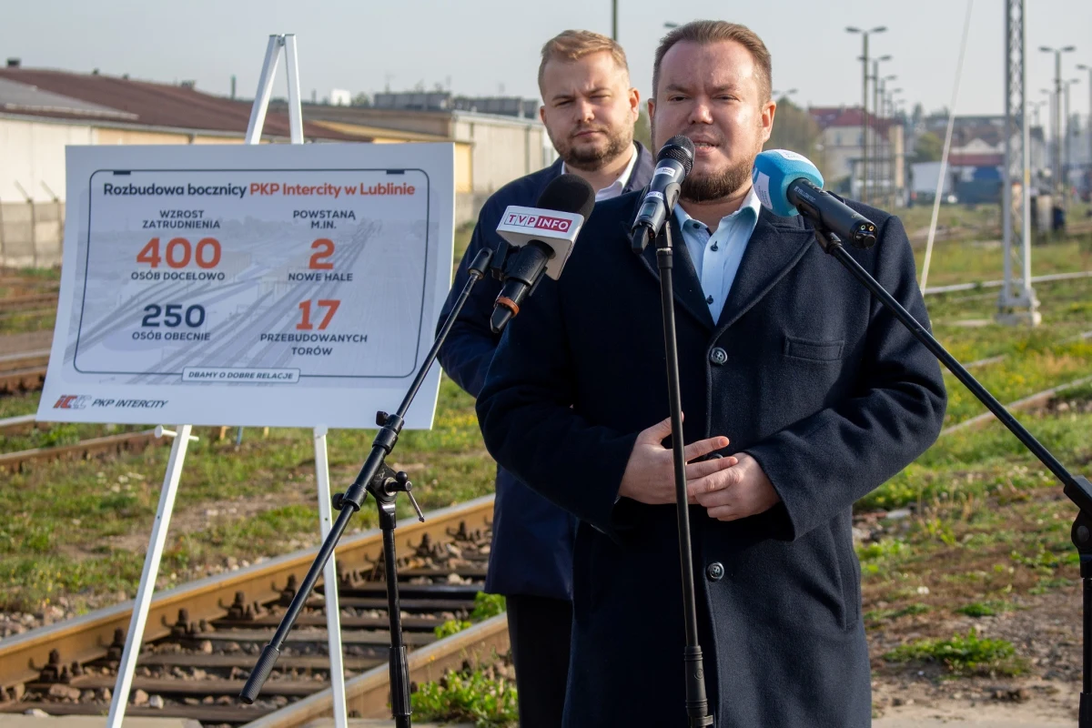 Spółka PKP Intercity ogłosiła przetarg na zaprojektowanie rozbudowy bocznicy kolejowej w Lublinie. Po zrealizowaniu inwestycji zatrudnienie wzrośnie z 250 do 400 osób - poinformował we wtorek kolejowy przewoźnik. W Lublinie planowane jest wykonywanie przeglądów wagonów i lokomotyw, co ma odciążyć bocznicę na warszawskim Grochowie.

