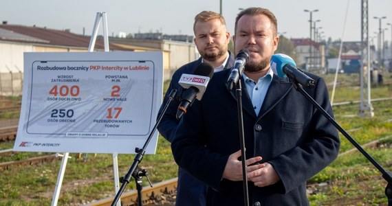 Spółka PKP Intercity ogłosiła przetarg na zaprojektowanie rozbudowy bocznicy kolejowej w Lublinie. Po zrealizowaniu inwestycji zatrudnienie wzrośnie z 250 do 400 osób - poinformował we wtorek kolejowy przewoźnik. W Lublinie planowane jest wykonywanie przeglądów wagonów i lokomotyw, co ma odciążyć bocznicę na warszawskim Grochowie.

