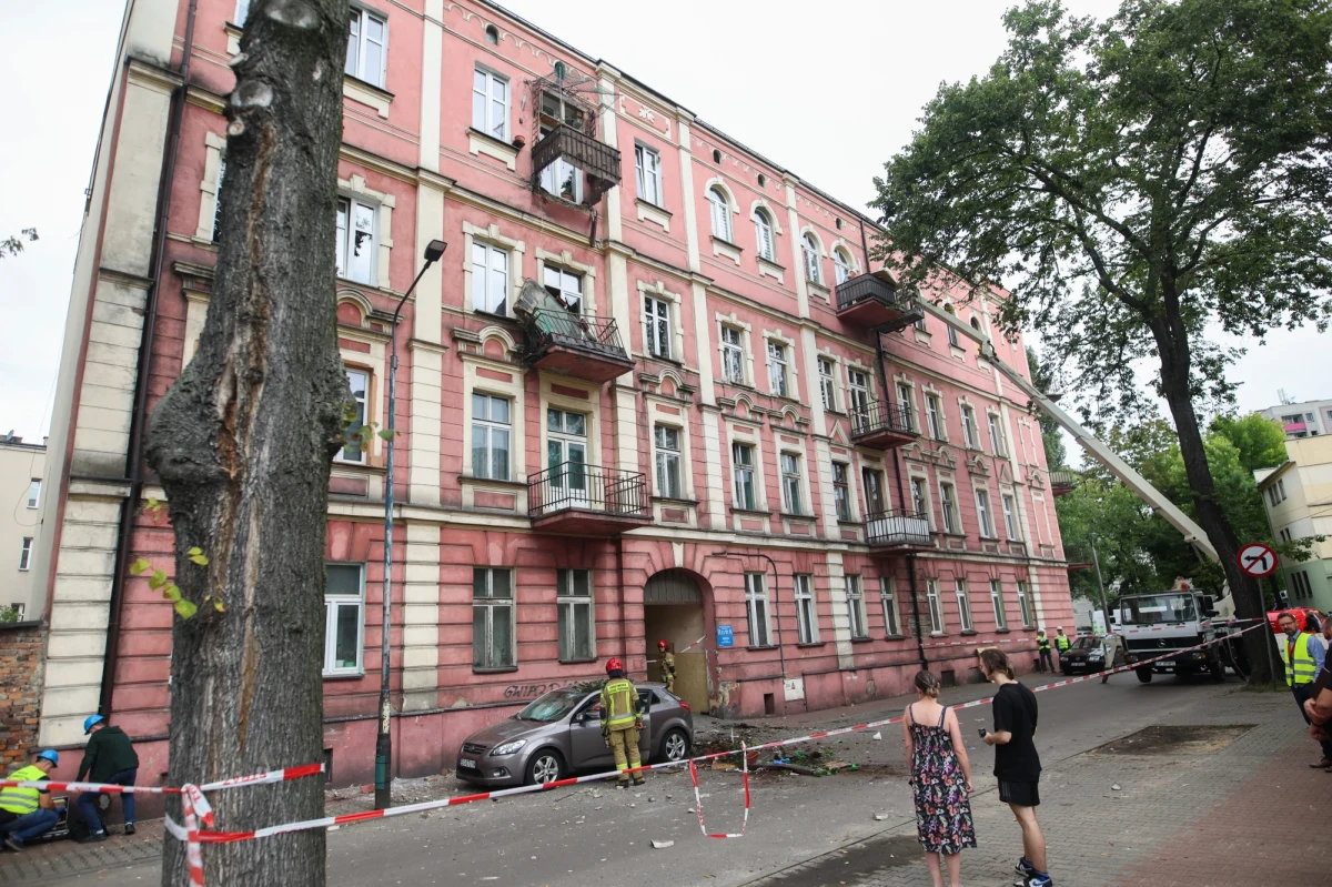 Rodzina z Sosnowca, w mieszkaniu której ponad miesiąc temu oderwał się balkon, nie wróci już do siebie. Otrzymała ona propozycję od miasta przeniesienia się do dwóch nowych mieszkań w budynku komunalnym.