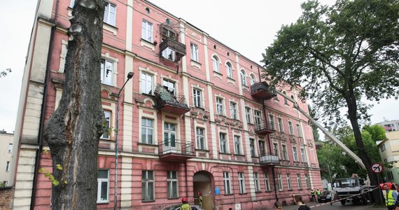 Rodzina z Sosnowca, w mieszkaniu której ponad miesiąc temu oderwał się balkon, nie wróci już do siebie. Otrzymała ona propozycję od miasta przeniesienia się do dwóch nowych mieszkań w budynku komunalnym.